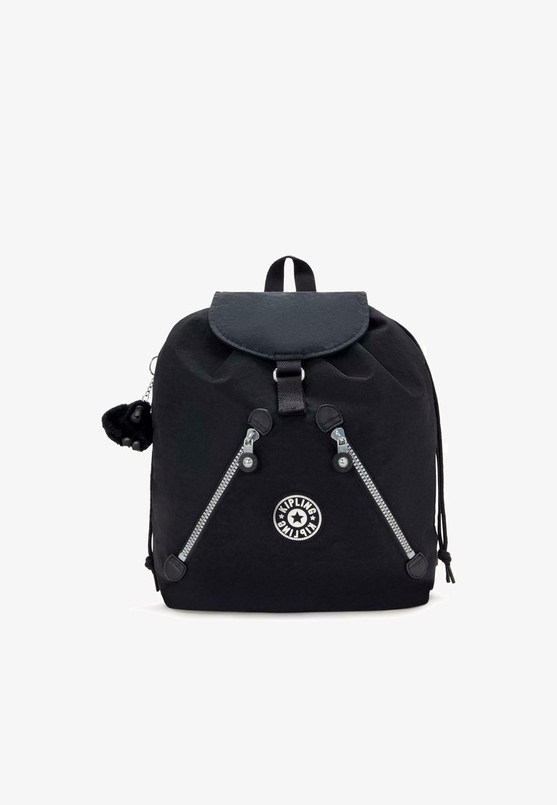 Mochila de tela negra con cierre de solapa, dos cremalleras diagonales y un logotipo redondo. Incluye un pequeño accesorio de pom-pom negro.