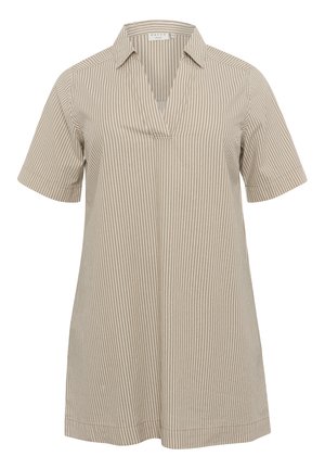 Béžová košeľa s krátkym rukávom a voľným strihom, so stále malým golierom a vertikálnymi bielymi prúžkami. Mäkê tkanina s hladkým textúrou.