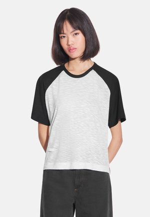 - T-shirt z nadrukiem