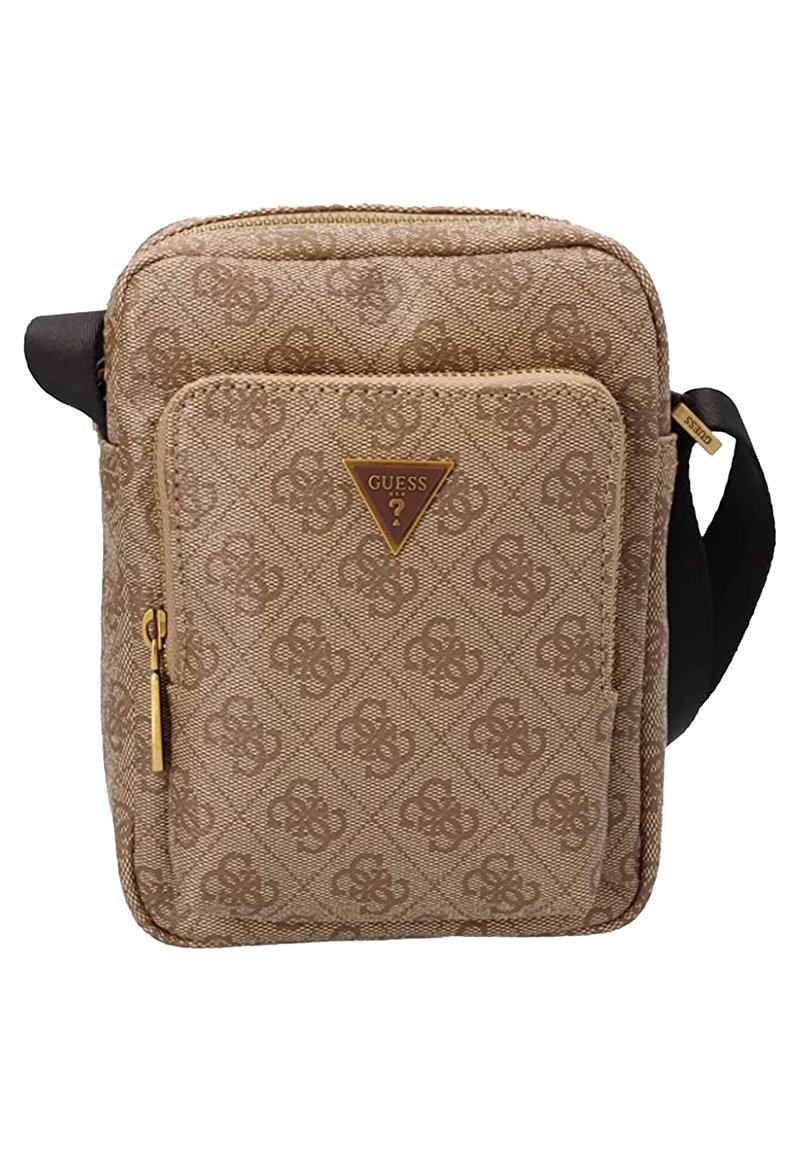 Beige stoff kryssbodeveske med quiltet mønster, med en frontlomme med glidelås, et brunt logo-plakett og en svart justerbar stropp.