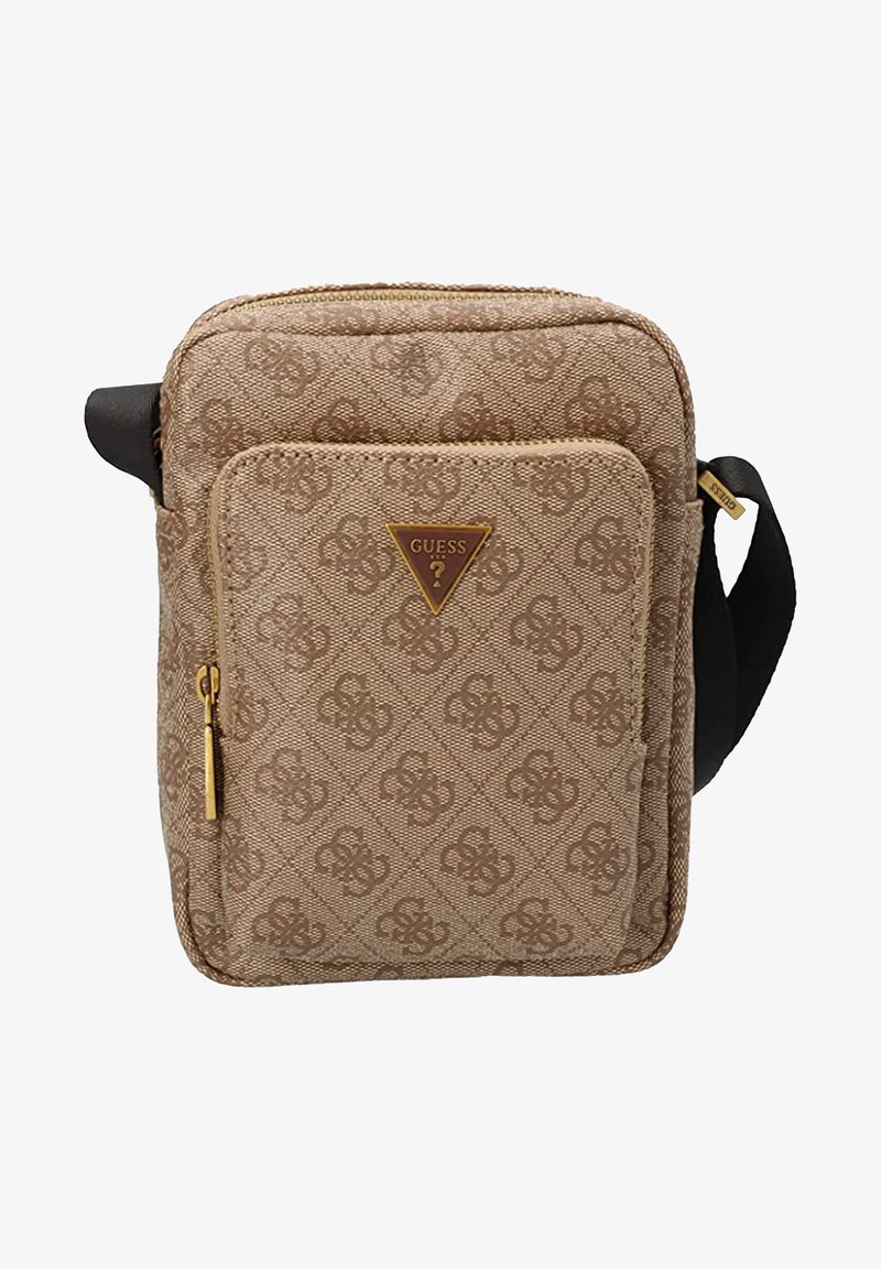 Beige Stoff Umhängetasche mit gestepptem Muster, ausgestattet mit einer vorderen Reißverschlusstasche, einem braunen Logo-Schild und einem schwarzen verstellbaren Tragegurt.