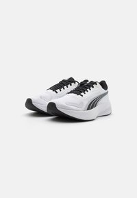 Weiße Laufschuhe aus Mesh und synthetischen Materialien, mit schwarzen Schnürsenkeln und Akzenten, einer strukturierten Oberseite und einer gepolsterten Sohle.
