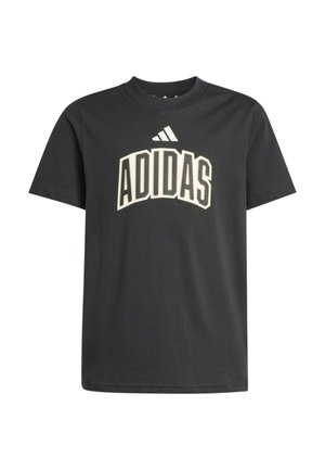 T-shirt nera a maniche corte con logo Adidas sopra una grande scritta arcuata "ADIDAS" bianca e beige sul petto.
