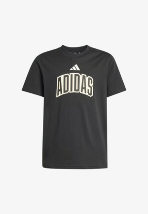 Camiseta negra de manga corta con el logo de Adidas encima de un gran texto arqueado "ADIDAS" en blanco y beige en el pecho.