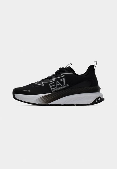 Черно-бяла маратонка Emporio Armani EA7 с дебела подметка, връзки отпред и надпис "Sonic" на едноцветен фон.