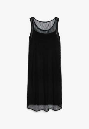 Černé síťované šaty bez rukávů s výstřihem do „U“ a volným střihem, vrstvené přes jednobarevnou černou spodničku, zobrazené na bílém pozadí.