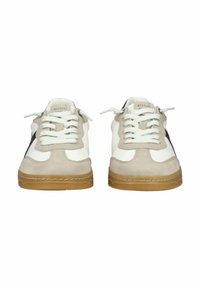 Sneaker bianche e beige con accenti neri; realizzate in suede e tessuto; suola in gomma; caratterizzate da chiusura con lacci classica e dettagli di cucitura.