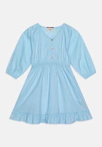 Robe bleu clair en tissu doux, avec des manches trois-quarts, un col en V, des boutons à l'avant et un ourlet à volants.