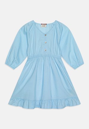 Φαίνεται ένα ανοιχτό μπλε φόρεμα από μαλακό ύφασμα, με τρία τέταρτα μανίκια, V-λαιμόκοψη, μπροστινά κουμπιά και φρουτώδη τελείωμα.