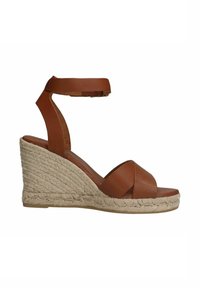 Braune Leder-Wedge-Sandaletten mit einer geflochtenen Jutesohle, ausgestattet mit einem Knöchelriemen und überkreuzten Vorderriemen für einen sicheren Sitz.