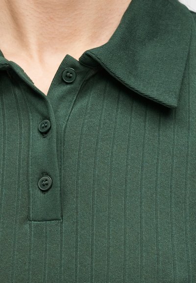 Πράσινο ριμπ πικέ πόλο με γιακά και τρία κουμπιά, με λεία υφή και μέτριο βάρος ύφασμα.