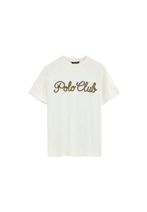 Hvid T-shirt med korte ærmer og rund hals med gyldent kursivskrift "Polo Club" foran i midten.
