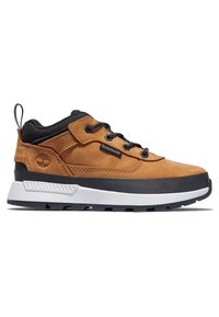Brązowe zamszowe sneakersy z czarnymi akcentami, teksturowana gumowa podeszwa i okrągłe sznurówki; posiadają pętelkę oraz logo Timberland z boku.