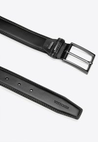 Cinturón de cuero negro con un acabado suave, que presenta una hebilla de metal en tono plateado, varios agujeros para ajuste y una marca en relieve.