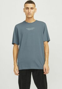 Blauwe katoenen T-shirt met een ronde hals, korte mouwen, een relaxte pasvorm en een witte "JACK & JONES PREMIUM" logo gedrukt op de borst.