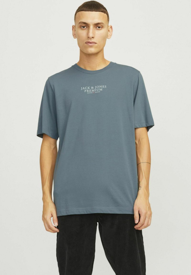 Blauwe katoenen T-shirt met een ronde hals, korte mouwen, een relaxte pasvorm en een witte "JACK & JONES PREMIUM" logo gedrukt op de borst.