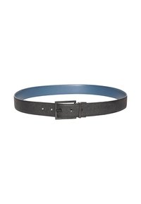 Cinturón de cuero negro texturizado con un interior azul en contraste. Cuenta con una hebilla cuadrada de metal negro y múltiples agujeros de ajuste.