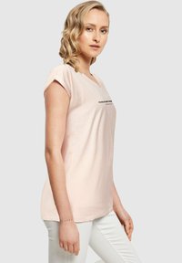 Merchcode WD - BELIEVE IN YOURSELF EXTENDED SHOULD - T-shirts print - pink