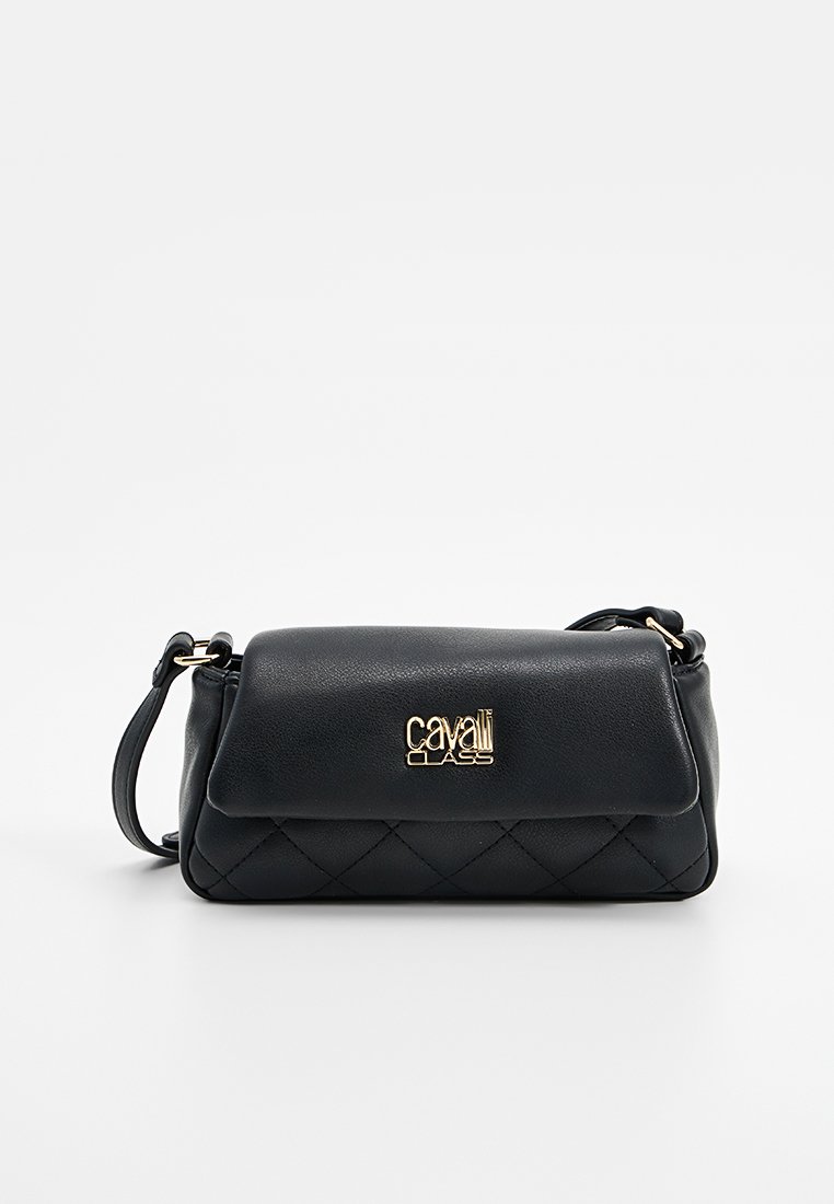 Borsa a tracolla in pelle trapuntata nera con dettaglio in logo dorato, forma rettangolare e tracolla removibile. Texture liscia, design compatto.