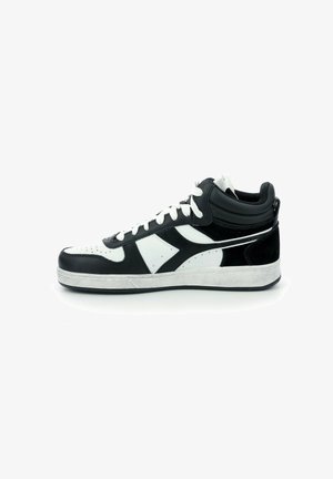 Sneaker alta realizzata in una combinazione di pelle nera e accenti bianchi, punta testurizzata e lacci bianchi piatti. Suola in gomma con segni di usura minimi.