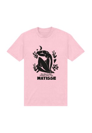 Růžové tričko s černým abstraktním uměním zobrazujícím sedící nahou postavu obklopenou rostlinami a srpkem měsíce, s nápisem "Matisse" a detaily uměleckého díla.
