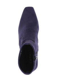 Bottine en daim violet avec un bout pointu, fermeture éclair latérale et surface texturée. Aucun motif ni détail en métal visible.