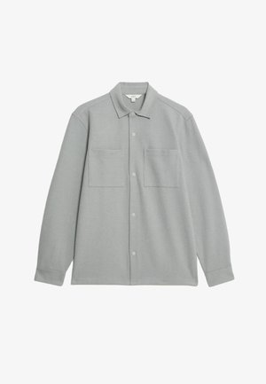 Jasnoszara koszula button-up z długimi rękawami, wykonana z miękkiego materiału, z dwoma przednimi kieszeniami i tradycyjnym wnętrzem kołnierza.