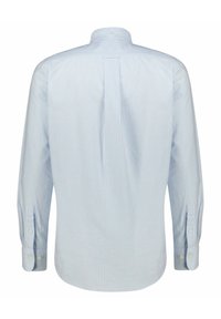 Camicia a maniche lunghe a righe blu chiaro e bianco. Presenta un colletto, polsini con bottoni e uno yoke posteriore con pieghe per una vestibilità e comfort ottimali.