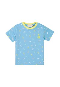 T-shirt blu a maniche corte con colletto giallo, caratterizzato da un motivo giocoso di silhouette di giraffe pastello in tutta la superficie.