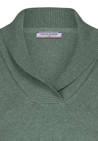 Zielony sweter dzianinowy z zagiętym kołnierzem szala, ribbowaną teksturą i metką z napisem "FELIX HARDY", rozmiar S. Gładki i średniej wagi materiał.