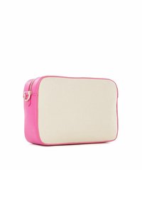 Borsa cosmetica rettangolare rosa e beige con chiusura a zip, caratterizzata da una rifinitura in pelle rosa liscia e una parte anteriore in tessuto beige texturizzato.