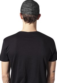 Sort bomulds t-shirt med rund halsudskæring, korte ærmer og en glat tekstur, båret med en mørk tekstureret kasket, set fra ryggen.