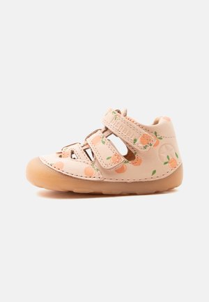 Lyserosa småbarnsandaler med ferskenfrukttrykk, dobbel borrelåsstropp, åpne sider og en myk, fleksibel brun såle.
