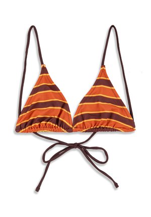Haut de bikini triangle avec des rayures horizontales marron et orange et de fines lanières marron aux épaules et dans le dos.