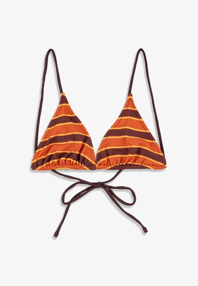 Haut de bikini triangle avec des rayures horizontales marron et orange et de fines lanières marron aux épaules et dans le dos.