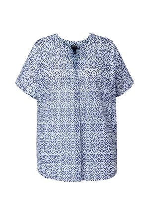 Kurzarmbluse mit komplexem blau-weißem geometrischem Muster und rundem Ausschnitt, präsentiert auf weißem Hintergrund.