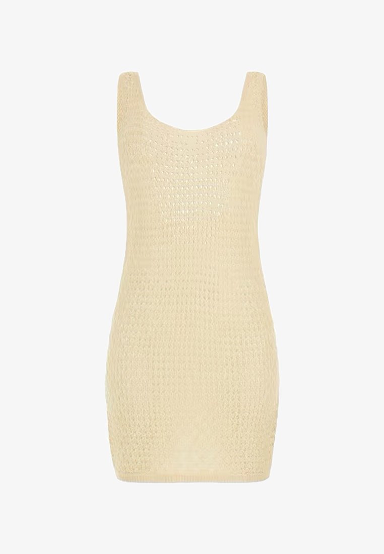 Abito in maglia beige con scollo a barca, forma aderente e un motivo a trama aperta e testurizzato. Design senza maniche e lunghezza fino a metà coscia.