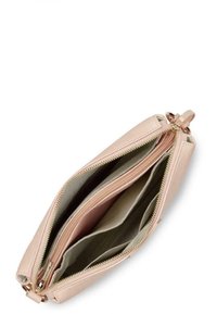 Sac en cuir rose avec une finition texturée, comportant deux compartiments zippés et un intérieur en tissu beige avec plusieurs poches.