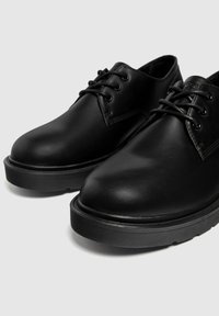 derbies pull and bear