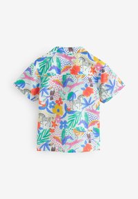 Camicia a maniche corte con un vivace motivo tropicale che presenta fiori, uccelli e foglie; realizzata in tessuto leggero con una vestibilità comoda.