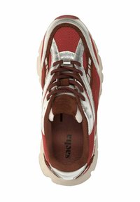 Rote und braune Sneaker mit einem Obermaterial aus Mesh, silbernen Akzenten, Schnürsenkeln und einem gepolsterten Schaft. Chunky-Sohle mit strukturierter Oberfläche.