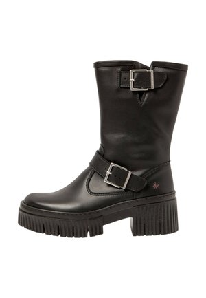 Botte à cheville en cuir noir avec deux boucles en argent ajustables, un bout arrondi et une semelle plateforme texturée présentant des rainures verticales.