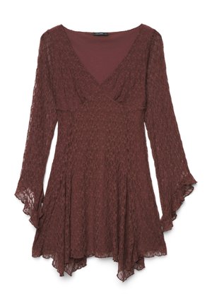 Robe en dentelle marron à manches longues avec col en V, taille cintrée, jupe évasée et poignets légèrement froncés, suspendue sur un fond blanc.