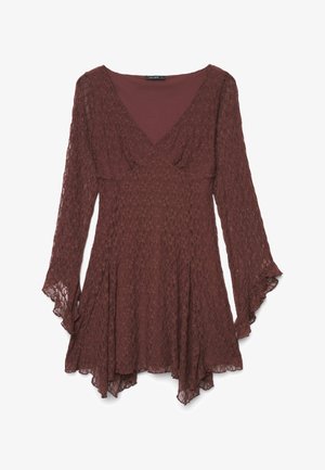 Robe en dentelle marron à manches longues avec col en V, taille cintrée, jupe évasée et poignets légèrement froncés, suspendue sur un fond blanc.