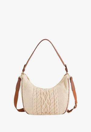 Sac hobo en laine crème tricotée avec motifs en câbles texturés, bandoulière en cuir marron contrastant et détails en métal doré.