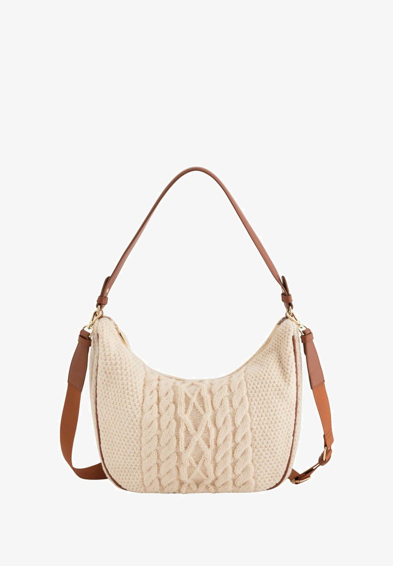 Bolso hobo de lana crema tejido con patrones de cables texturizados, correa de cuero marrón contrastante y detalles metálicos en tono dorado.