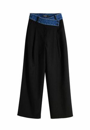 Zwarte wijde broek met een denimblaue taille, voorzien van een kruisontwerp en twee zwarte knopen voor sluiting. Häir zachte stofstructuur.