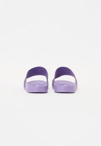 Infradito viola con materiale morbido simile alla gomma e apertura posteriore, presentano accenti in rete sui lati per una migliore traspirabilità.