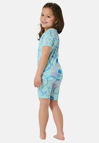 Bodysuit z krótkim rękawem w jasnoniebieskim kolorze, z morskim wzorem w odcieniach niebieskiego i różowego. Materiał wydaje się miękki i elastyczny, odpowiedni do aktywności.
