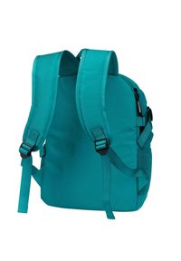 Mochila de tela en color verde azulado con correas ajustables acolchadas, bolsillo lateral de malla, bolsillo frontal con cremallera y detalles de costura reforzada en los bordes.
